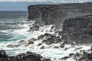 pico ö vågor på lava klippor foto