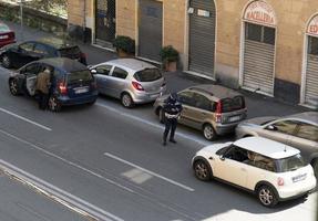 genua, Italien - april 9 2020 - lokal- polis kontrollera under coronavirus covid quarentine foto