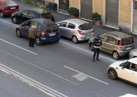 genua, Italien - april 9 2020 - lokal- polis kontrollera under coronavirus covid quarentine foto