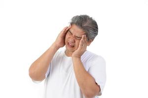 ett äldre asiatisk man bär en vit skjorta, har en massa av huvudvärk på grund av till påfrestning eller sjukdom. vit bakgrund. senior hälsa vård begrepp foto