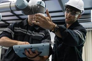 två olika professionell tung industri ingenjörer bär säkerhet enhetlig och hård hattar arbetssätt industri och teknik människor teknologi begrepp . foto