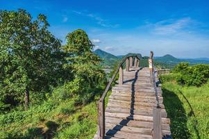 skön landskap se och trä- bro på phu lamduan på loei thailand.phu lamduan är en ny turist attraktion och synpunkt av mekong flod mellan thailand och loas. foto