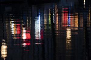 amsterdam, Nederländerna - gammal stad kanaler röd lampor reflexion foto