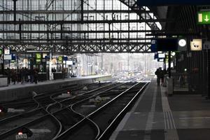 amsterdam, Nederländerna - februari 25 2020 - central station gammal stad foto