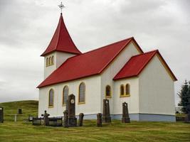 röd tak kyrka i island foto