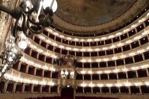 Neapel, Italien - februari 1 2020 - helgon charles kunglig teater i neapel foto
