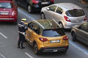 genua, Italien - april 9 2020 - lokal- polis kontrollera under coronavirus covid quarentine foto