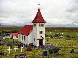 röd tak kyrka i island foto