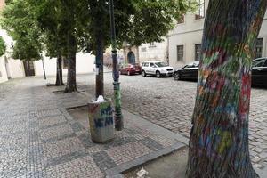 Prag, juli 15 2019 - skalbaggar john lennon graffiti vägg foto