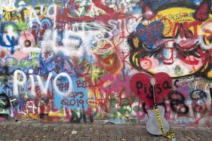 Prag, juli 15 2019 - skalbaggar john lennon graffiti vägg foto