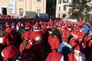 genua, Italien - december 22 2019 - traditionell santa claus promenad foto