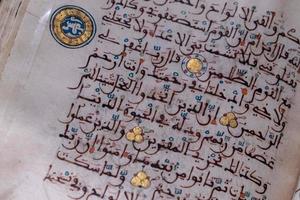 gammal Coran bok stänga upp detalj foto