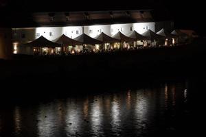 restaurang på flod prag se stadsbild från flod på natt foto