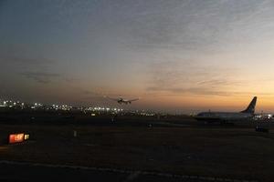 mexico stad flygplats operationer på soluppgång foto