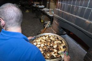 recco focaccia ost italiensk platt bröd trä ugn bakad traditionell tallrik foto