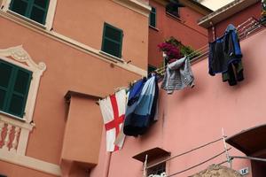 kläder hängande från italiensk hus i genua foto