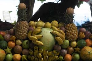 många tropisk frukt typer på de marknadsföra foto