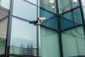 utomhus- säkerhet kamera på grön glas vägg foto