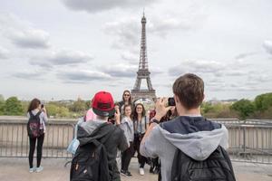 paris, Frankrike - Maj 2, 2016 turist tar bilder på Turné eiffel stad symbol foto