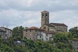 Land by kyrka i Italien foto