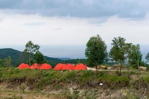 läger tält område på de berg. röd tält på de campingplats. turism begrepp. foto