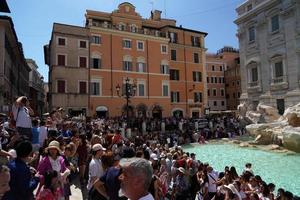 rom, Italien - juni 10 2018 - trevi fontän fullt med folk av turister foto