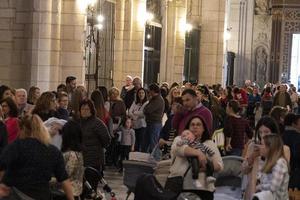 Murcia, Spanien - Mars 25 2019 - mor och söner väntar för välsignelse av jungfru de la fuensanta foto