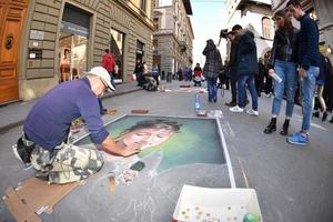 Florens, Italien - Mars 27 2017 - trottoar konstnär målning på de gator foto