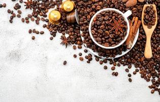 kaffebönor på en ljusgrå bakgrund foto