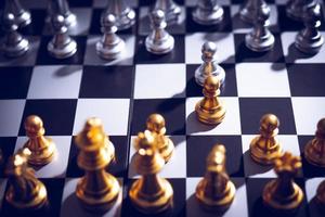 schackbrädspel med guld- och silverbitar foto
