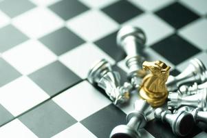 schackbrädspel med guld- och silverbitar foto
