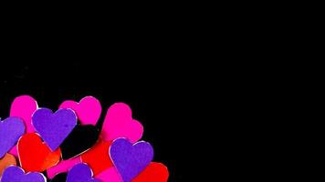 flerfärgad hjärta på svart bakgrund för hjärtans dag foto