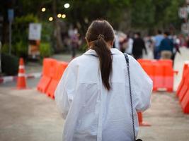 baksida människor kvinna person lady gående resa livsstil Semester semester resa äventyr resa turist frihet utomhus- sommar vår säsong tid bakgrund tapet porträtt internationell ac foto