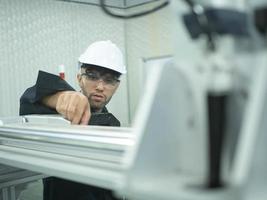 manlig person vit Hardhat hjälm säkerhet enhetlig fabrik bälte ingenjör teknologi industri konstruktion Utrustning företag dator produkt arbete jobb ockupation man arbetskraft personal anläggning underhåll foto