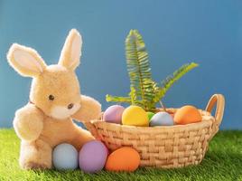 kanin leksak och påsk ägg i korg foto