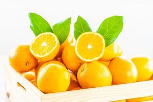 färska apelsiner i en trälåda foto