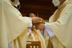 bön person hand till Gud på kyrka. foto