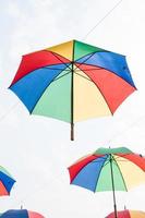 färgrik paraplyer på skön himmel bakgrund foto