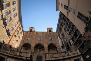 genua historisk palats och byggnader i gammal stad san pietro i banchi kyrka foto