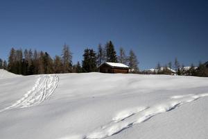 dolomiter snö panorama trä- hydda val badia armentara foto