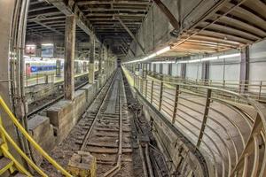 stor central station med rör på sig människor foto