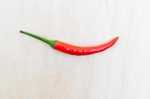 färsk röd varm chili paprikor med kryddad på de trä- foto