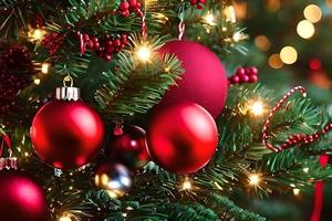 hängande röd boll jul prydnad dekoration på de jul träd. bakgrund för säsong- hälsningar. foto