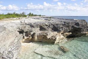 stor bahama ö eroderade Strand och transparent vattnen foto