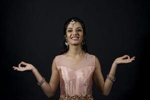 porträtt av leende skön indisk flicka foto
