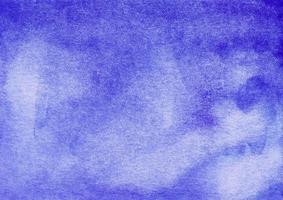 vattenfärg kunglig blå ombre bakgrund hand målad. texturerad papper. foto