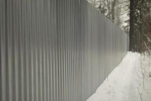 stål staket. staket tillverkad av profilerad ark. ark metall. foto
