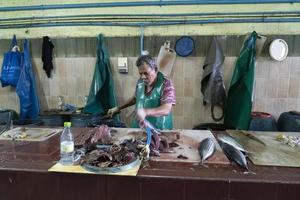 manlig, maldiverna - februari, 23 2019 - människor uppköp på fisk marknadsföra foto