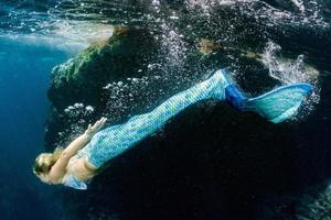 sjöjungfru blond skön siren dykare under vattnet porträtt foto