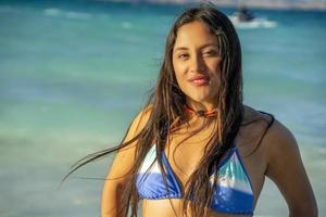 skön svart hår flicka mexikansk latina porträtt på baja kalifornien strand foto